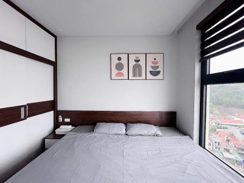 a bedroom with a large bed and a window at Homestay Hạ Long NewLife in Kon Rung (1)