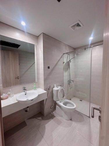 a bathroom with a toilet and a sink and a shower at Homestay Hạ Long NewLife in Kon Rung (1)