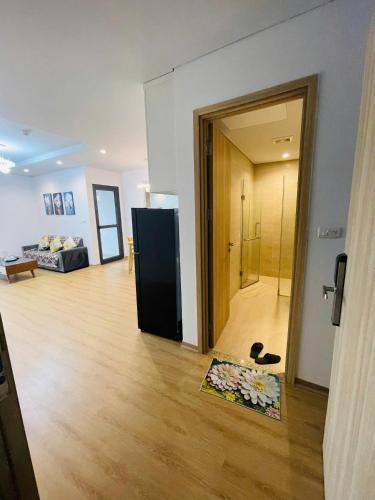 an empty living room with a door open to a bedroom at Homestay Hạ Long NewLife in Kon Rung (1)