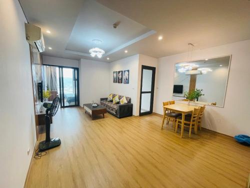 a living room with a couch and a table at Homestay Hạ Long NewLife in Kon Rung (1)