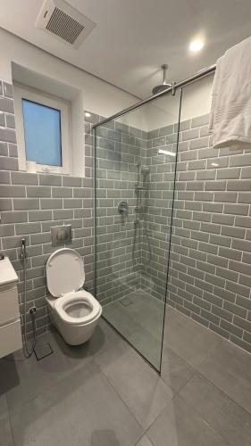 Ένα μπάνιο στο شقق للإيجار في هوانا 1