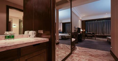 Qingdao Star River Hotelにあるベッド