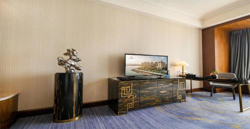Qingdao Star River Hotelにあるテレビまたはエンターテインメントセンター