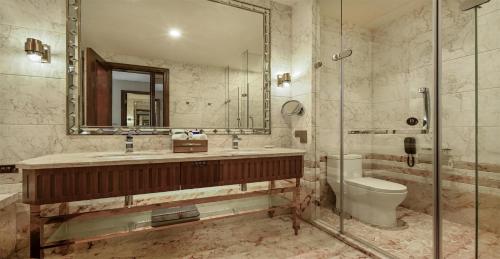 Qingdao Star River Hotelにあるバスルーム