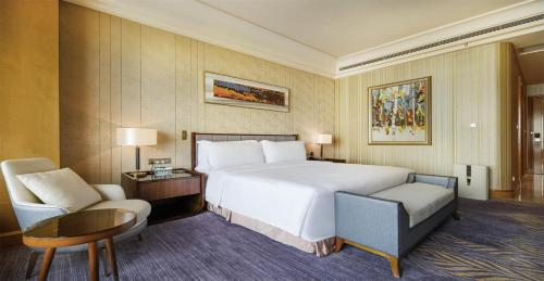 Qingdao Star River Hotelにあるベッド