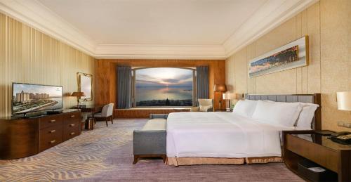Qingdao Star River Hotelにあるテレビまたはエンターテインメントセンター