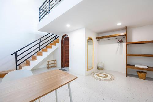 MungguにあるCove Kisah Residenceのリビングルーム(階段、テーブル付)