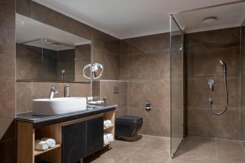 Ένα μπάνιο στο Clarks Inn Basti