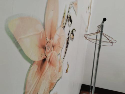a painting of a flower on a wall at Waterfall Guesthouse1 in Phumĭ Kaôh Rŏng