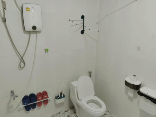 a white bathroom with a toilet and a shower at Waterfall Guesthouse1 in Phumĭ Kaôh Rŏng