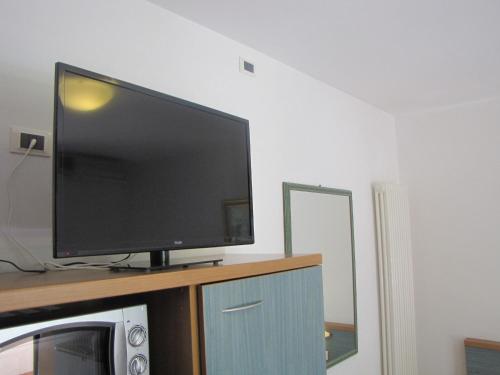 a flat screen tv sitting on top of a cabinet at Residence Villa Margherita in Brenzone sul Garda