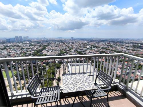 Μπαλκόνι ή βεράντα στο super penthouse stmoritz apartment, lippomall puri indah