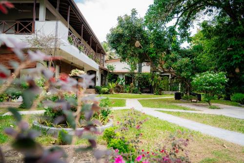 a garden in front of a building with pink flowers at Luna House Nawala in Sri Jayewardenepura Kotte