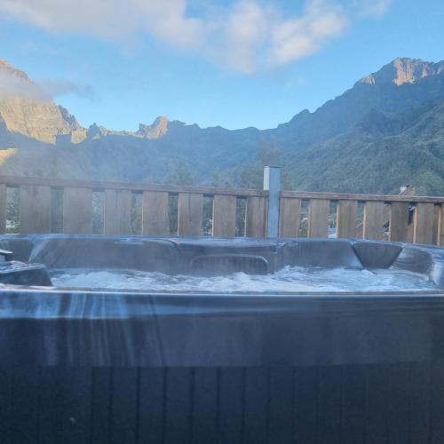 Pemandangan gunung umum atau pemandangan gunung yang diambil dari apartmen