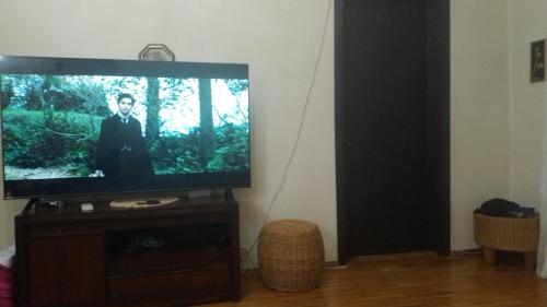 Televisyen dan/atau pusat hiburan di Dvux spalni semeinni nomer