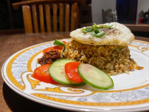 ウェリガマにあるShantha Surf Villaのテーブルの上に置かれたご飯と野菜の盛られた皿