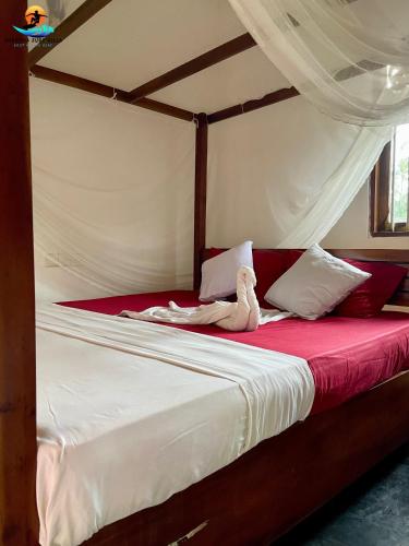 Llit o llits en una habitació de Shantha Surf Villa