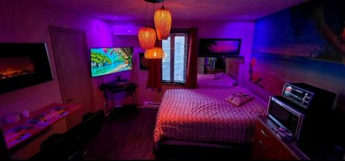 Fotografie z fotogalerie ubytování Petit loft avec jacuzzi et terrase exotique privé v destinaci Granby