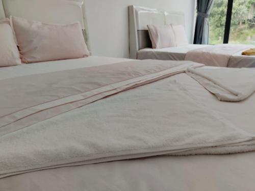 two beds in a room with white sheets and pillows at Waterfall Guesthouse1 in Phumĭ Kaôh Rŏng