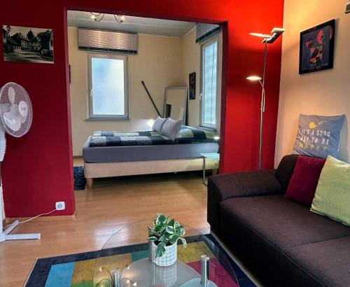 a living room with a bed and a couch at Holiday il Macellaio - Cosy Apartment- NW Zentrum Weinfest nur 6 Min in Neustadt an der Weinstraße
