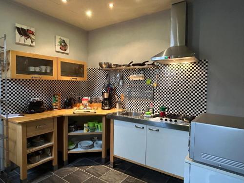 a kitchen with a sink and a counter top at Holiday il Macellaio - Cosy Apartment- NW Zentrum Weinfest nur 6 Min in Neustadt an der Weinstraße