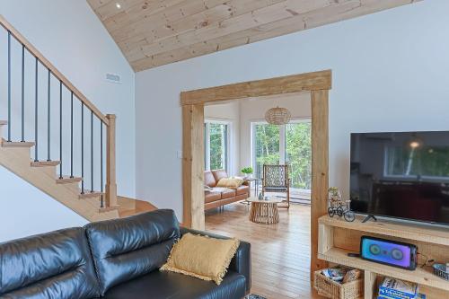 Televisyen dan/atau pusat hiburan di Chalet Neuf Avec Spa - Horizon Des Coteaux