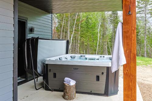 Gambar di galeri bagi Chalet Neuf Avec Spa - Horizon Des Coteaux di Saint-Alphonse-Rodriguez
