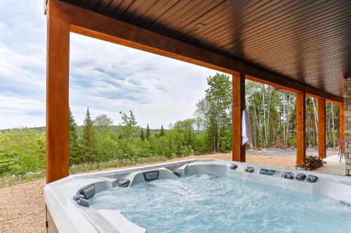 Kolam renang di atau dekat dengan Chalet Neuf Avec Spa - Horizon Des Coteaux