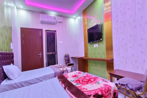 TV a/nebo společenská místnost v ubytování Radhika Resorts