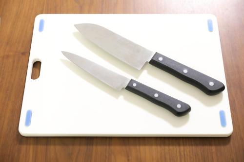 two knives sitting on top of a cutting board at シティラデファンス - 2025年6月室内リニューアル in Sapporo