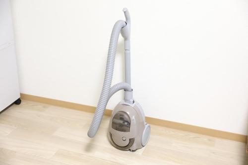 a vacuum cleaner is on the floor of a room at シティラデファンス - 2025年6月室内リニューアル in Sapporo