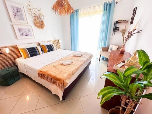 una camera da letto con un letto grande in una stanza di Azure Heaven by BeCherish a Páteo