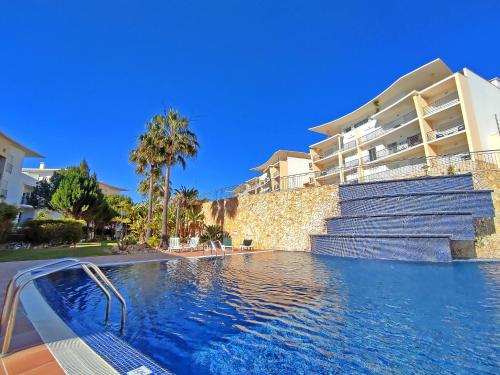 una piscina di fronte a un edificio di Azure Heaven by BeCherish a Páteo