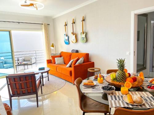 Area soggiorno di Luxury Condo in Top Complex with Ocean and Marina View by Be Cherish