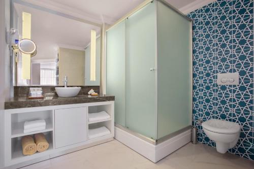 Ένα μπάνιο στο Paloma Marina Suites - Adult Only