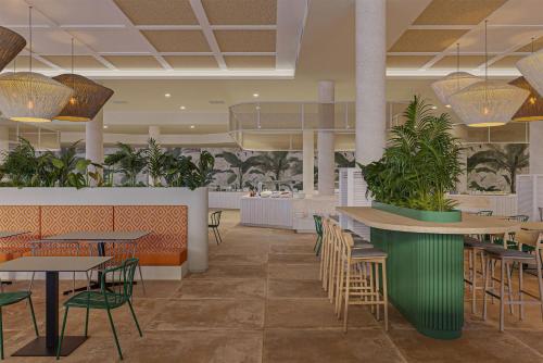 Un restaurante o sitio para comer en Wyndham Alltra Punta Cana All Inclusive Resort
