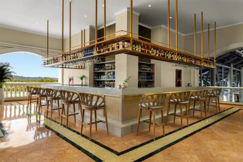 Un restaurante o sitio para comer en Wyndham Alltra Punta Cana All Inclusive Resort