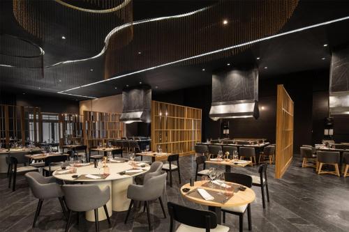 Un restaurante o sitio para comer en Wyndham Alltra Punta Cana All Inclusive Resort