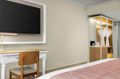 Una televisión o centro de entretenimiento en Wyndham Alltra Punta Cana All Inclusive Resort