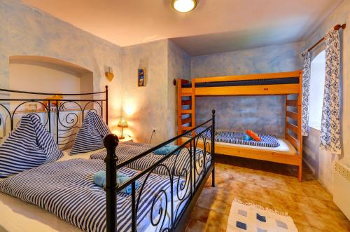 a bedroom with two bunk beds in a room at Chalupa v Meziluzi in Meziluží