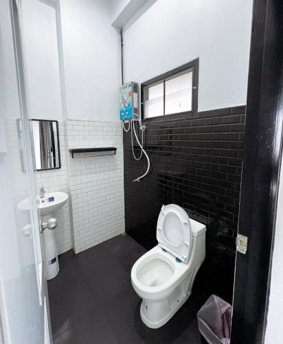 a bathroom with a white toilet and a sink at ปิล๊อกพอเพลิน-pilokporploen in Ban Pilok Khi