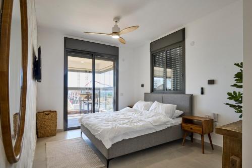 Ένα ή περισσότερα κρεβάτια σε δωμάτιο στο AKAYA Luxury Apartment אכזיב