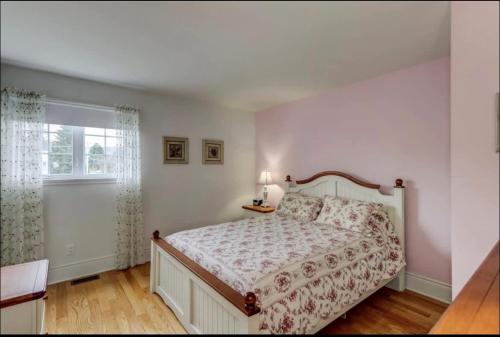 a bedroom with a bed and a window at In-ground pool - Spacious condo - Horizons in Saint-Sauveur-des-Monts