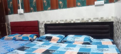 Un pat sau paturi într-o cameră la Kanha ji 5 star PG family 12 rooms near lord Krishna temple free pick up service also Activa rent