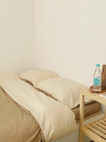 two beds sitting next to each other in a room at Nằm Mơ 3 Homestay - chi nhánh Đặng Thái Thân in Da Lat