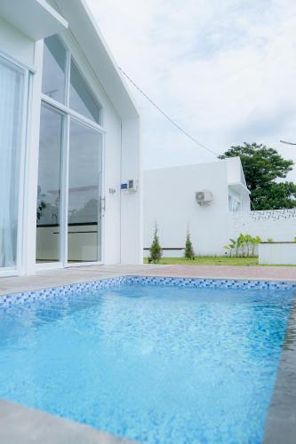 Kolam renang di atau dekat dengan Putih Kaca Villa