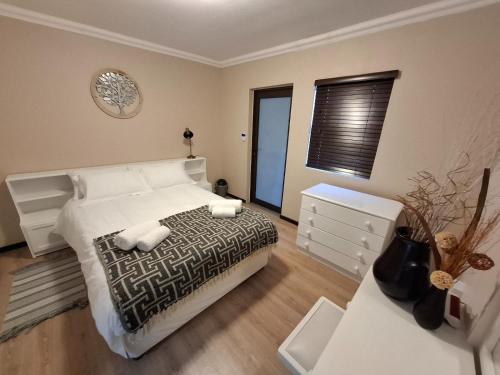 Giường trong phòng chung tại Swakop-Stay at 79