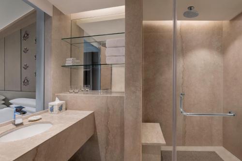 Un baño de Sheraton New Delhi Hotel