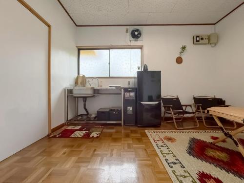 a kitchen with a sink and a table in a room at 1日1組限定 森の中の貸切コテージundo in Narusawa