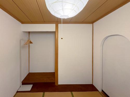 a room with a door and a ceiling at 1日1組限定 森の中の貸切コテージundo in Narusawa